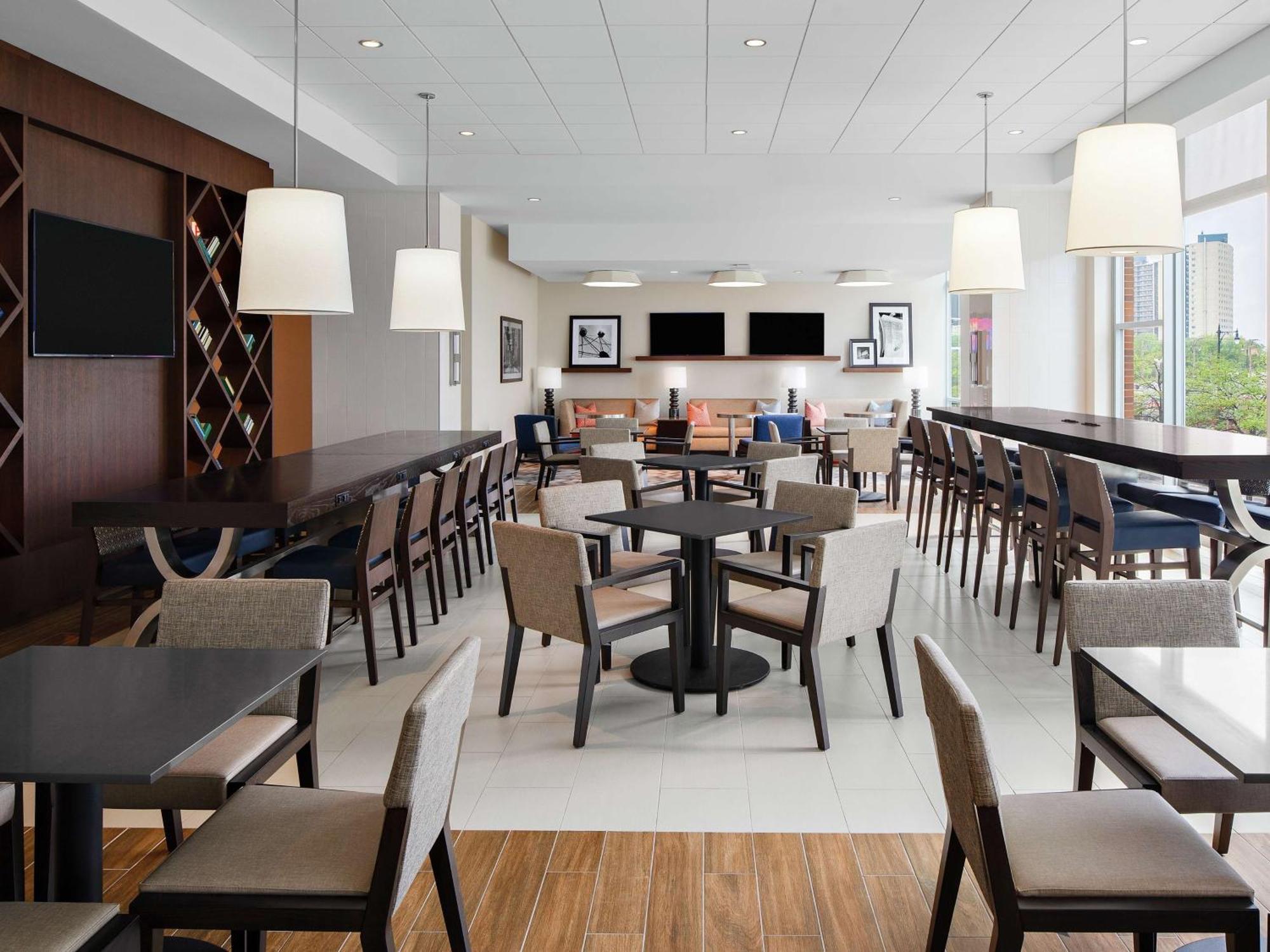Hampton Inn Chicago Mccormick Place Bagian luar foto
